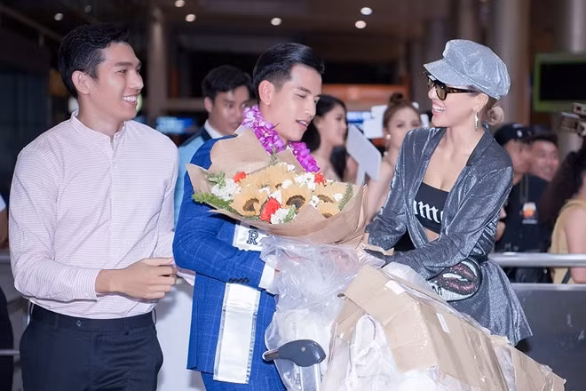 Siêu mẫu Quốc tế 2018 Khả Trang không quản ngại nửa đêm đón Trịnh Bảo tại sân bay