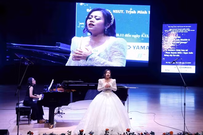 Một trong số các thí sinh đầu tiên tranh tài trong đêm thi đầu tiên