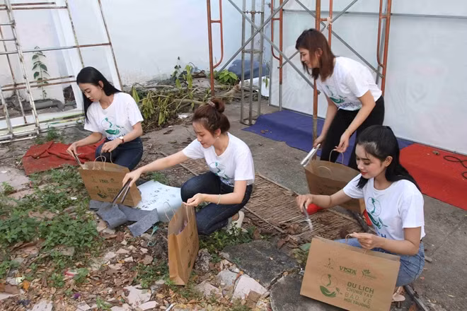 Nhặt rác làm sạch môi trường - một trong số các hoạt động chính của chương trình