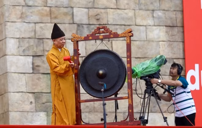 Thượng tọa Thích Thanh Quyết, Phó Chủ tịch Hội đồng Trị sự Trung ương Giáo hội Phật giáo Việt Nam đánh chiêng khai hội.
