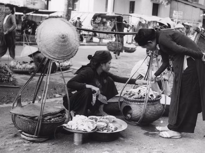 Gánh hàng rong qua tác phẩm triển lãm
