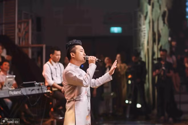 Ca sĩ Tùng Dương - một trong số các ca sĩ biểu diễn trong gala