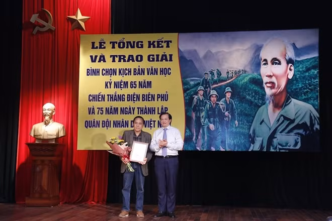 Thứ trưởng Bộ Văn hóa, Thể thao và Du lịch, ông Tạ Quang Đông trao giải thưởng cho tác phẩm đạt giải A