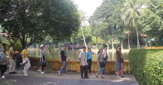 Một đoàn khách Trung Quốc bên ao cá Bác Hồ