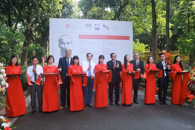 Triển lãm tư liệu về cuộc đời và sự nghiệp của Chủ tịch Hồ Chí Minh do 4 cơ quan lưu trữ Nhà nước của Việt Nam, Mỹ, Pháp, Nga thực hiện là điểm nhấn tại Khu di tích dịp lễ 2-9