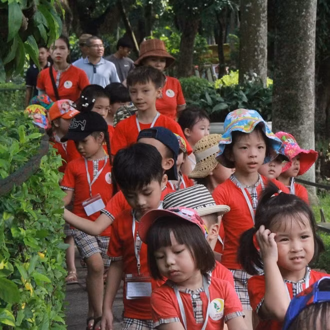 Một trong số các đoàn khách "nhí" xếp hàng chờ vào thăm nhà sàn