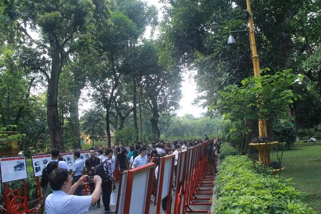 Dòng người tấp nập tham quan triển lãm cạnh nhà sàn Bác Hồ