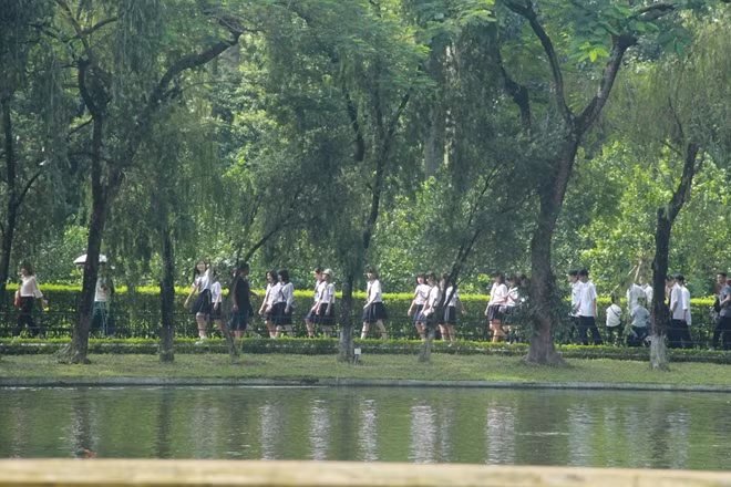 Đầu giờ sáng, lượng khách còn khá vắng