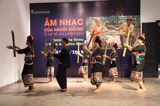 Múa tra hạt của người Khơ mú ở Điện Biên