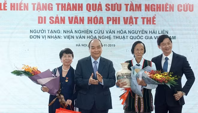 Thủ tướng Nguyễn Xuân Phúc trao tặng bình gốm lưu niệm cho nhà nghiên cứu Nguyễn Hải Liên và gia đình