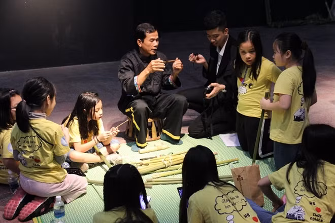 Nghệ nhân hướng dẫn chế tác đàn môi của người Khơ mú ở Nghệ An