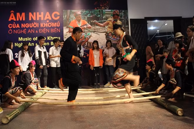 Múa sạp của người Khơmú ở Điện Biên