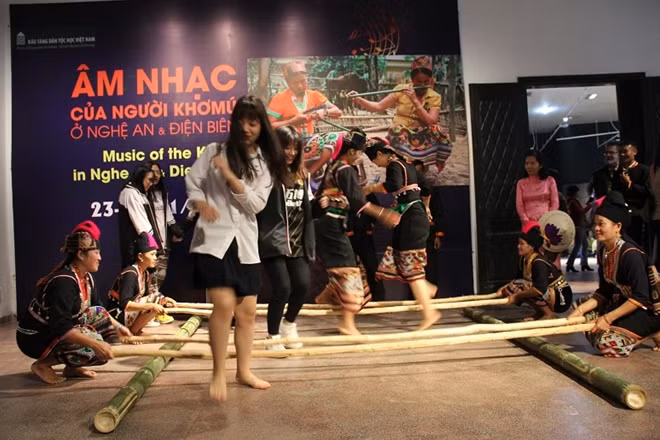 Học sinh thích thú giao lưu múa sạp cùng các nghệ nhân