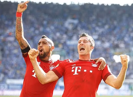 Robert Lewandowski (phải) ăn mừng sau pha lập công ở phút 90 (Ảnh – BBC).