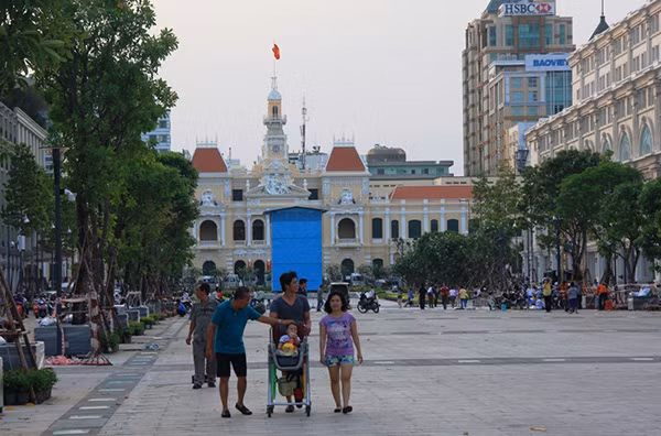 Khi quảng trường đi bộ được thông suốt nhiều gia đình đã đến đây thưởng ngoạn, dạo mát.