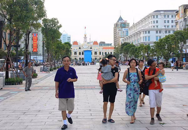 Nhiều du khách nước ngoài cũng thích thú khi dạo trên quảng trường mặc dù một số công đoạn chưa hoàn thiện.
