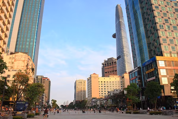 Một góc của quảng trường đi bộ nhìn từ phía UBND TP ra bến Bạch Đằng.