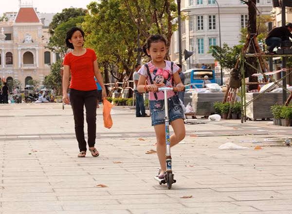 Gió từ sông Sài Gòn thổi vào đường Nguyễn Huệ tạo ra một không gian mát mẻ khiến nhiều trẻ em được gia đình dẫn đến quảng trường vui chơi.