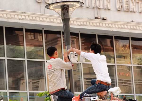 Hệ thống đèn hai bên quảng trường đang được các công nhân lắp ráp cho kịp ngày vận hành.