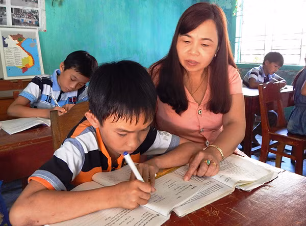 Cô Trái đã hơn 30 năm miệt mài gieo chữ ở Cù Lao Chàm. Cô Trái đã hơn 30 năm miệt mài gieo chữ ở Cù Lao Chàm.