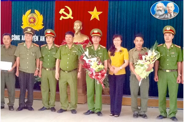 Lãnh đạo Công an thành phố và UBND huyện An Lão khen thưởng Tổ công tác. Lãnh đạo Công an thành phố và UBND huyện An Lão khen thưởng Tổ công tác.