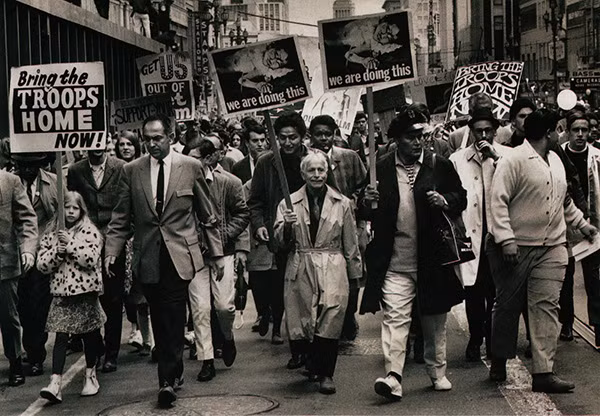 Năm 1967, khoảng 10.000 người đã tổ chức tuần hành từ San Francisco, Mỹ để phản đối cuộc chiến tranh ở Việt Nam. Năm 1967, khoảng 10.000 người đã tổ chức tuần hành từ San Francisco, Mỹ để phản đối cuộc chiến tranh ở Việt Nam.