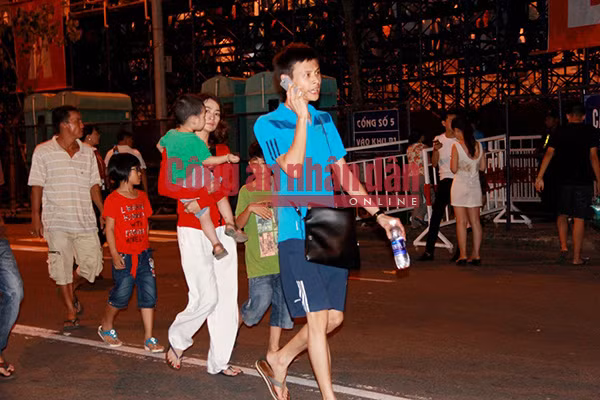Người dân trật tự xếp hàng chờ đến lượt vào khán đài xem pháo hoa.