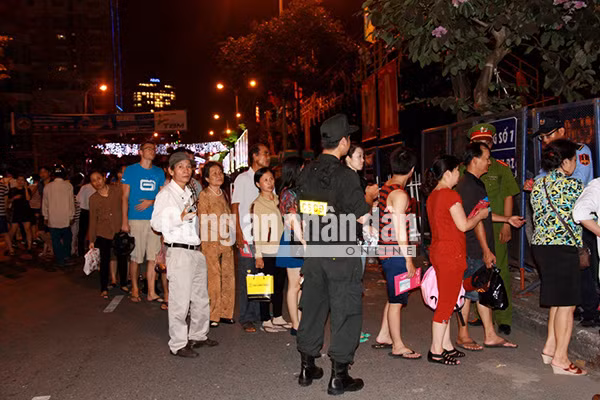 Mặc dù có đến hơn 43 nghìn du khách và người dân từ khắp nơi đổ về phía khán đài nhưng trật tự vẫn luôn được đảm bảo bởi sự tích cực của lực lượng Công an, lực lượng CSGT bảo vệ ANTT và phân luồng giao thông trong đêm “khai hỏa” cuộc khi DIFC 2015.