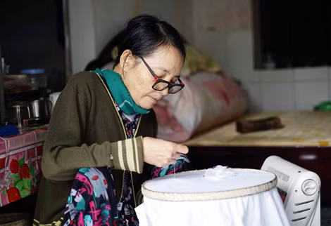 Suốt bốn chục năm qua, bà Túy lầm lũi bên chiếc khung thêu.