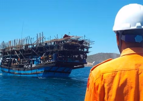 Tàu câu mực QNa -95959 TS cùng 36 ngư dân đã được lai dắt về cảng Nha Trang. Ảnh : NLĐO.