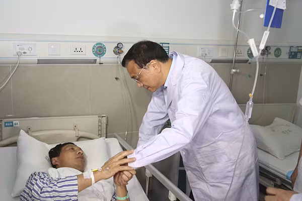 Thủ tướng Trung Quốc Lý Khắc Cường đã có mặt tại hiện trường vụ tai nạn, chỉ đạo công tác cứu hộ cứu nạn và gặp gỡ, thăm hỏi các nạn nhân được cứu sống. Ảnh: Xinhua. Thủ tướng Trung Quốc Lý Khắc Cường đã có mặt tại hiện trường vụ tai nạn, chỉ đạo công tác cứu hộ cứu nạn và gặp gỡ, thăm hỏi các nạn nhân được cứu sống. Ảnh: Xinhua.