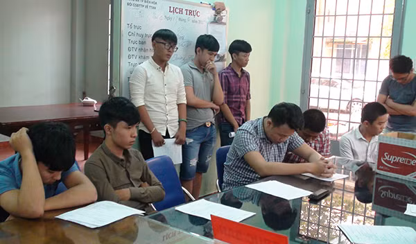 8 đối tượng xông vào UBND phường truy sát bị khởi tố. 8 đối tượng xông vào UBND phường truy sát bị khởi tố.