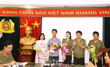 Thượng tá Phạm Quang Khải, Phó Tổng biên tập Báo CAND, Trưởng Ban tổ chức cuộc thi trao thưởng cho các cá nhân đạt giải.