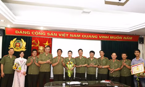 Thiếu tướng Phạm Văn Miên với các đại biểu tham dự Lễ tổng kết.