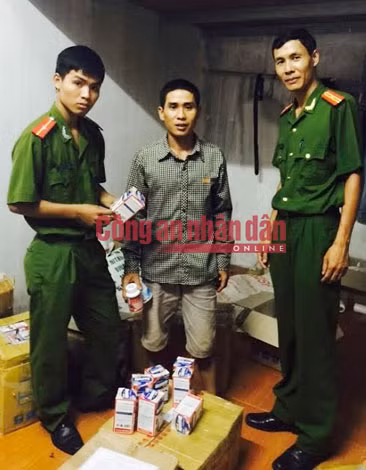 Lực lượng chức năng kiểm tra thuốc giả do Quân (áo kẻ) tổ chức sản xuất.