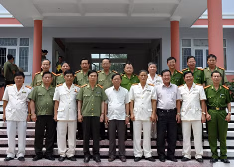 Thứ trưởng Thường trực Đặng Văn Hiếu và các đại biểu dự buổi làm việc.