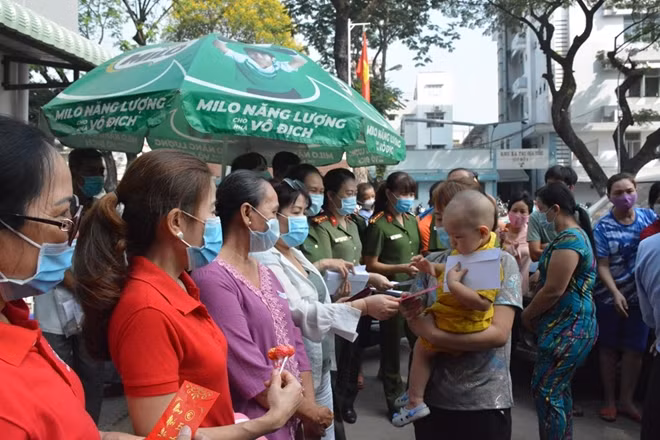 Một số bệnh nhi cùng cha mẹ nhận quà.