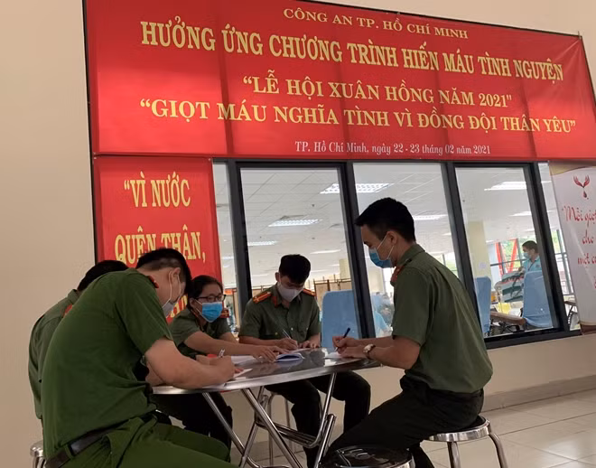 Hàng trăm CBCS Công an TP Hồ Chí Minh đăng ký tham gia hiến máu tình nguyện.