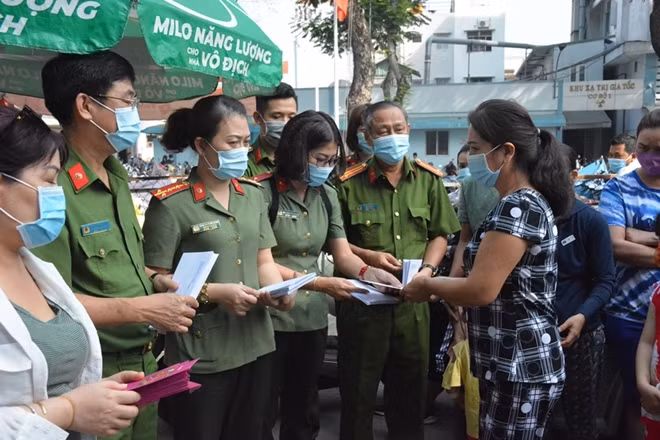 Nhiều phần quà đã được Lãnh đạo, CBCS Công an quận Tân Bình trao tặng cho thân nhân bệnh nhi.