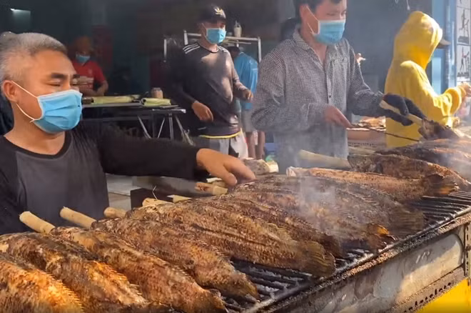 Ông Nguyễn Trung, tiểu thương bán cá lóc nướng trên đường Tân Kỳ Tân Quý, cho biết năm nay số người mua cá lóc về cúng tăng hơn gấp rưỡi so với năm trước.