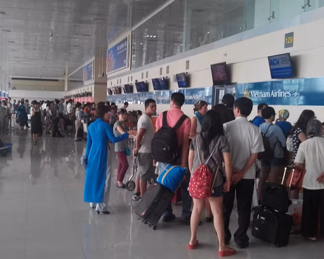 Hiện vẫn còn nhiều rắc rối nảy sinh khi đổi, trả vé máy bay do tình hình dịch bệnh COVID-19 bùng phát những ngày cận Tết (hình minh họa).