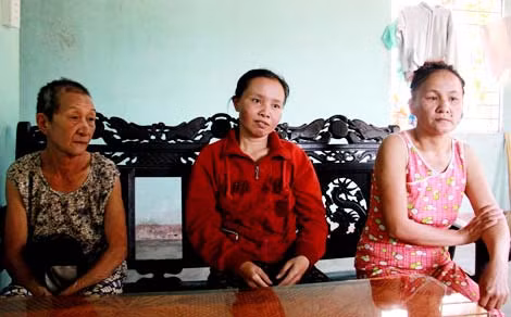 Ba mẹ con bà Hồ Thị Lài buồn bã kể lại sự việc. Ba mẹ con bà Hồ Thị Lài buồn bã kể lại sự việc.