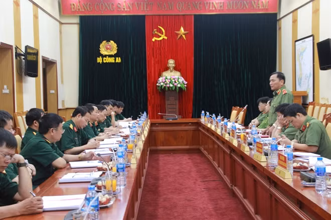Các đại biểu dự buổi họp giao ban