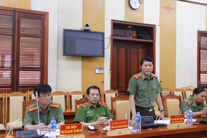 Thiếu tướng Lương Tam Quang, Chánh Văn phòng Bộ Công an phát biểu tại buổi giao ban.