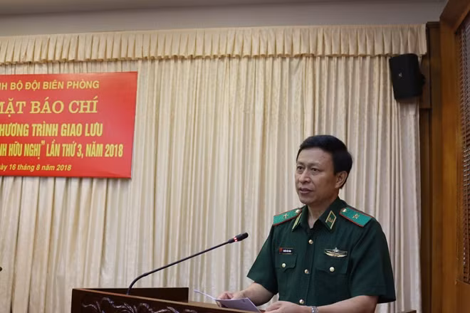 Thiếu tướng Nguyễn Tiến Thắng, Chủ nhiệm Chính trị BĐBP thông báo nội dung chương trình giao lưu
