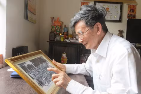 Ông Nguyễn Ngọc Châu và tấm hình kỷ niệm với đồng đội năm xưa.