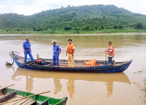 CSGT Công an Phú Yên phối hợp cơ quan chức năng hướng dẫn và ngăn chặn thuyền đò ven sông Ba không hoạt động khi lũ từ thượng nguồn đang đổ về. CSGT Công an Phú Yên phối hợp cơ quan chức năng hướng dẫn và ngăn chặn thuyền đò ven sông Ba không hoạt động khi lũ từ thượng nguồn đang đổ về.