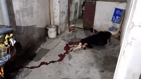 Bà Mai nằm chết ngay trước cửa nhà.