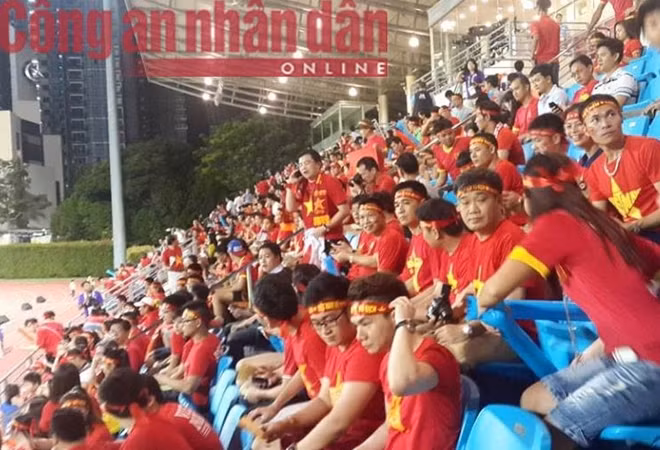 Rất nhiều CĐV Việt Nam đã đến sân Bishan để cổ vũ cho thày trò Miura. Ảnh: Long Hưng.