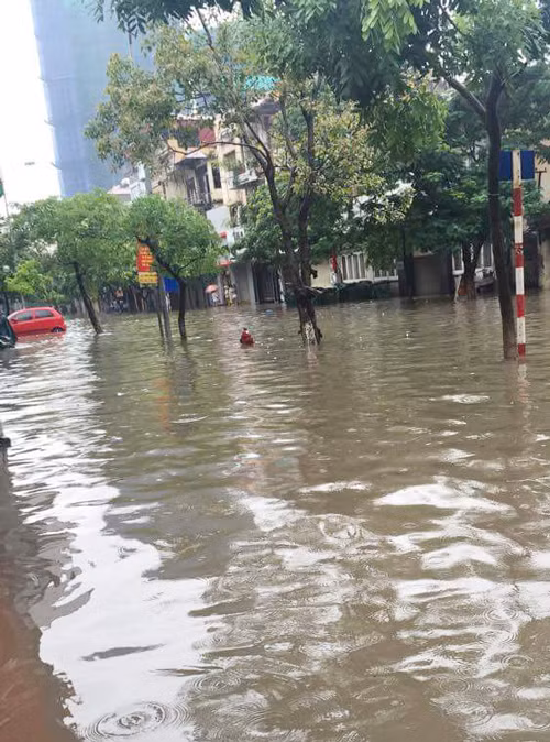 Một tuyến đường biến thành... sông ở Gia Lâm. Ảnh: Khổng Hà.